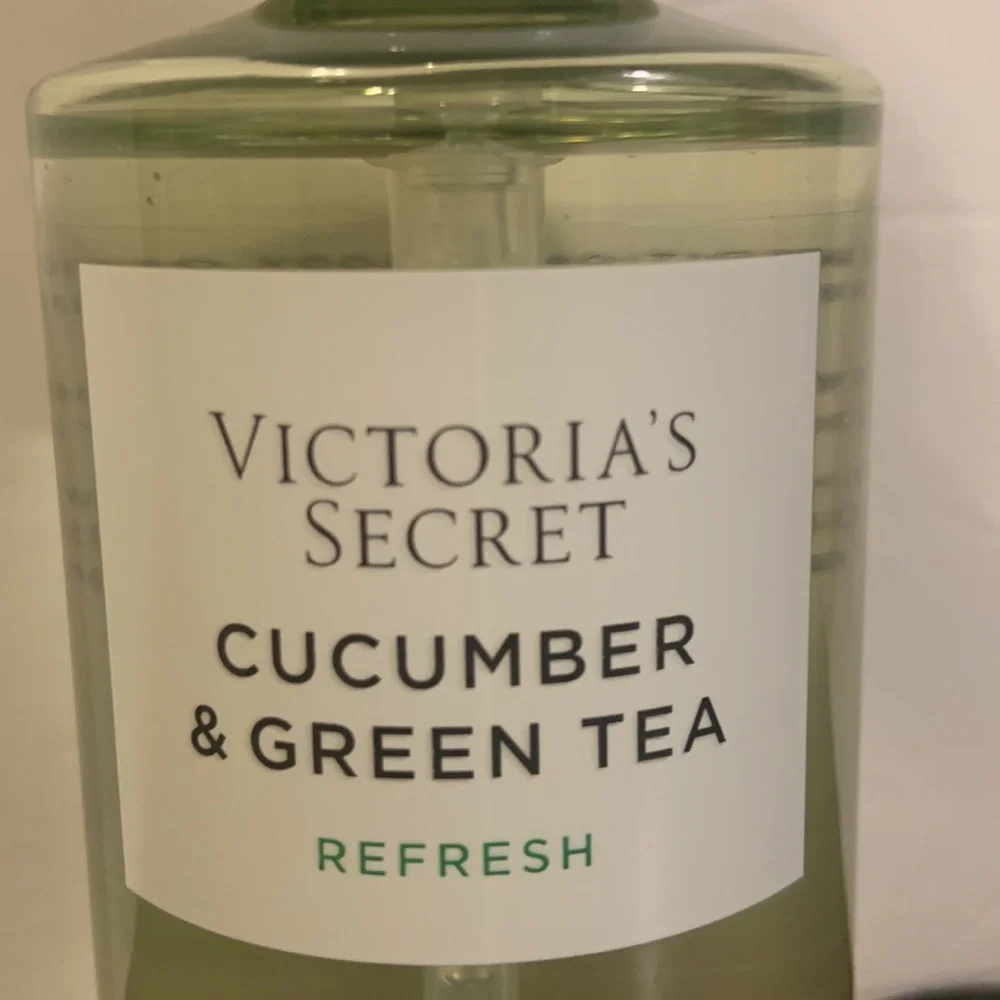 Victoria’s Secret cucumber and green tea refresh conditioning body oil - Picture 2 of 4